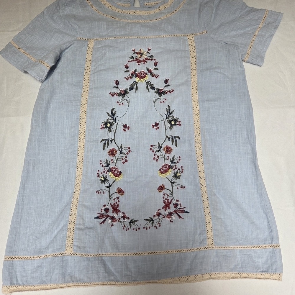 Floral Embroidered Tunic With Lace Inset. Unbranded